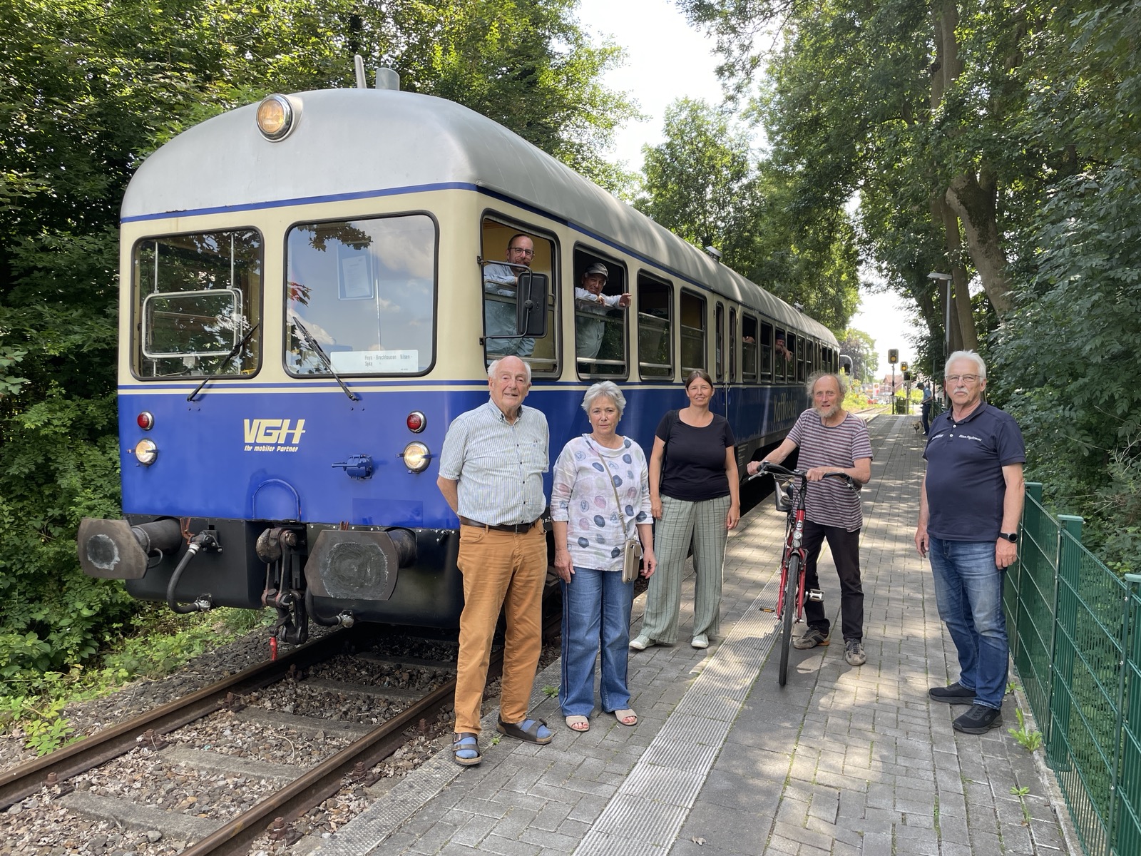 Menschen stehen vor und im Kaffkieker